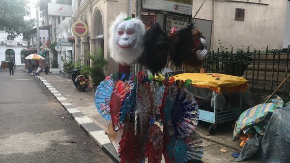 Прогуливаясь по Темпл-стрит в Канди