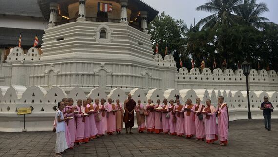 Буддийские монахи у Храма Зуба Будды