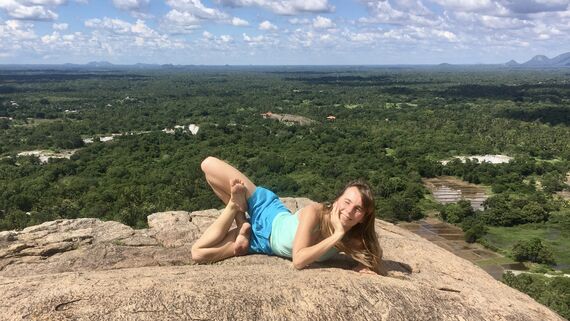 Падмасана лежа на боку